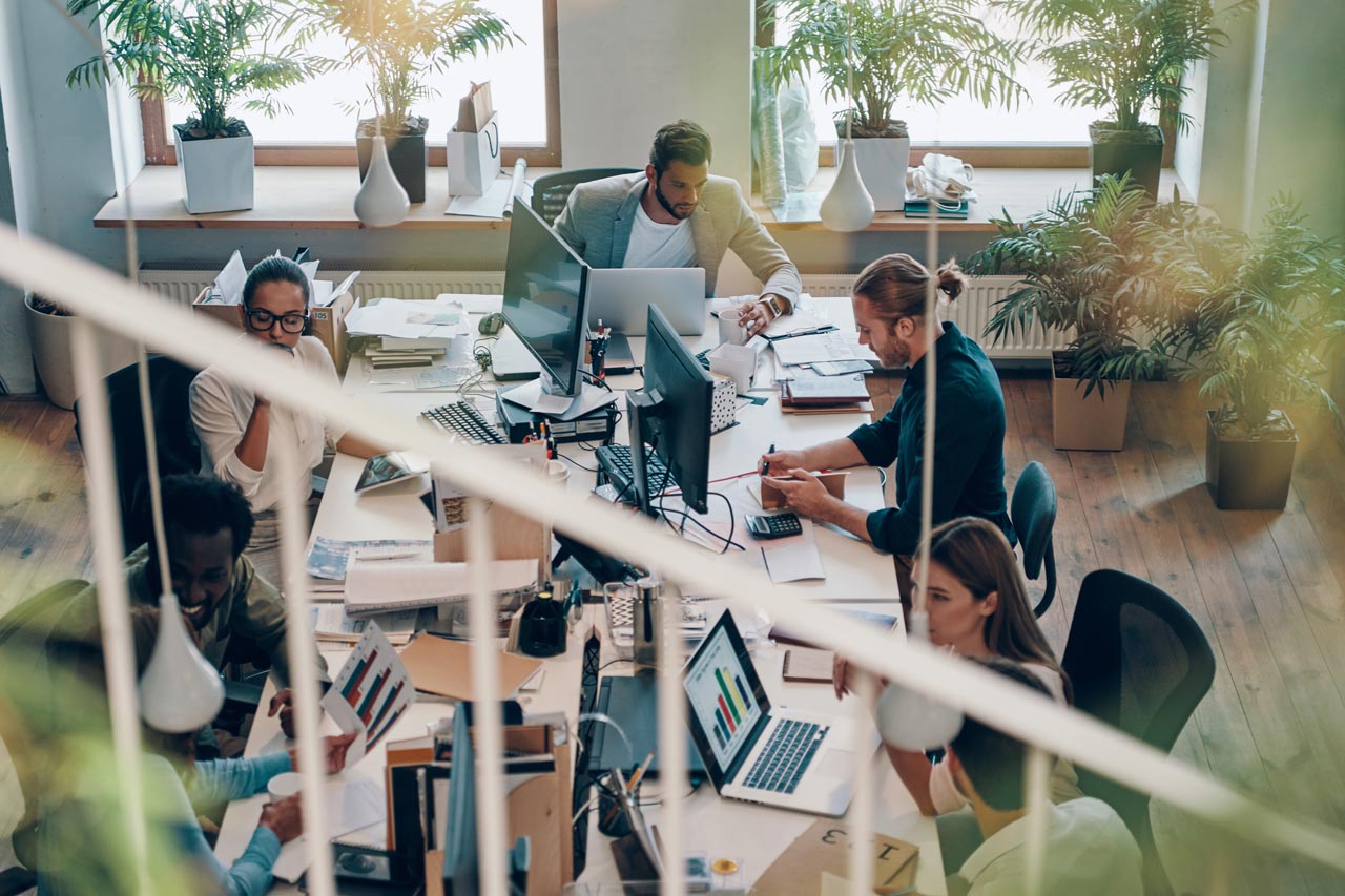 Unternehmen müssen sich als attraktive Arbeitgeber präsentieren und Vertrauen bei den Bewerbern aufbauen.