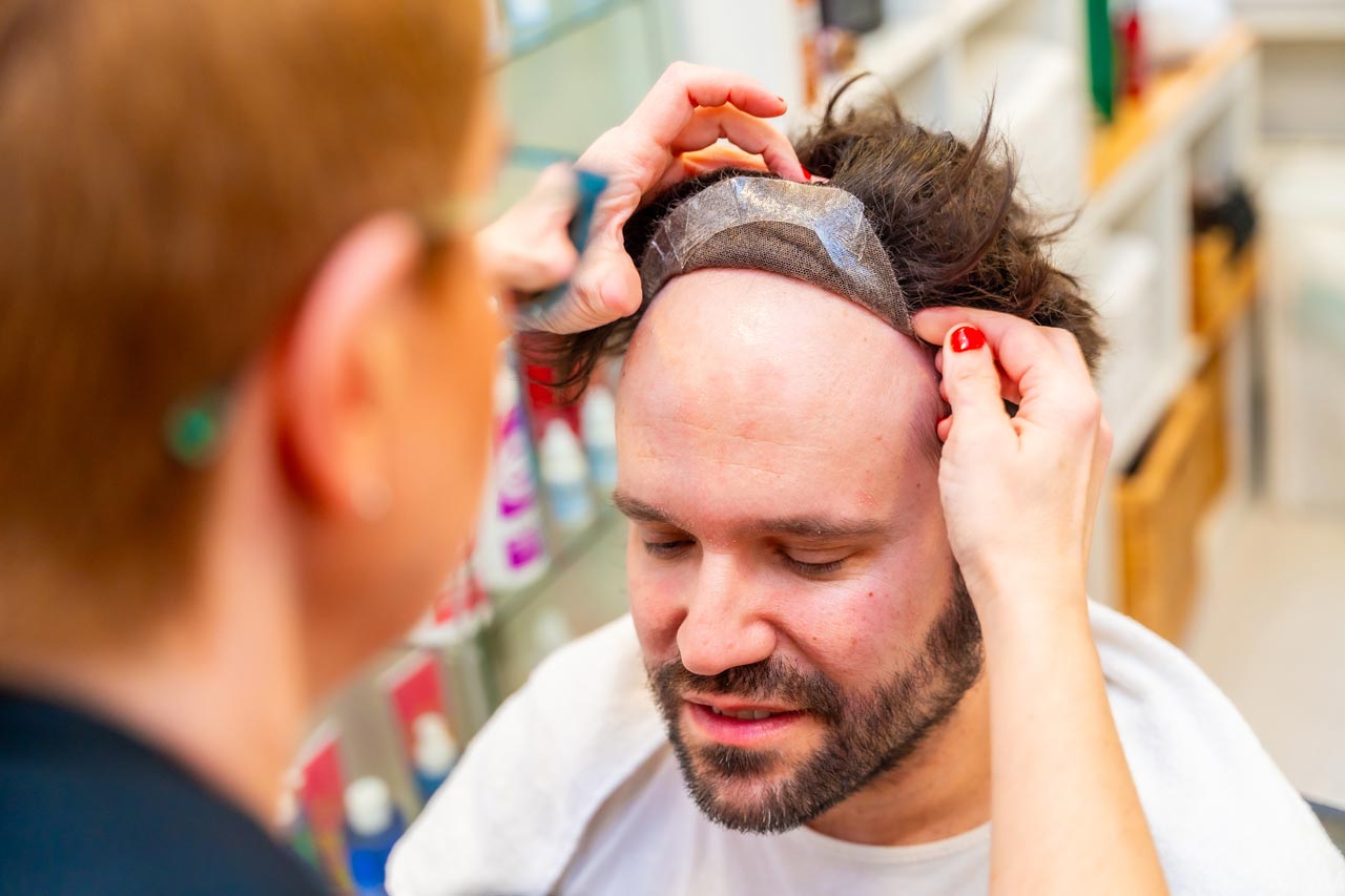 Statt sich mit Haarausfall abzufinden, entscheiden sich immer mehr Männer für eine moderne und diskrete Lösung: hochentwickelte Haarsysteme.