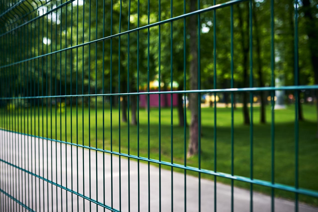 Der Maschendrahtzaun ist ein zeitloser Klassiker, der Funktionalität und ein ausgezeichnetes Preis-Leistungs-Verhältnis vereint.