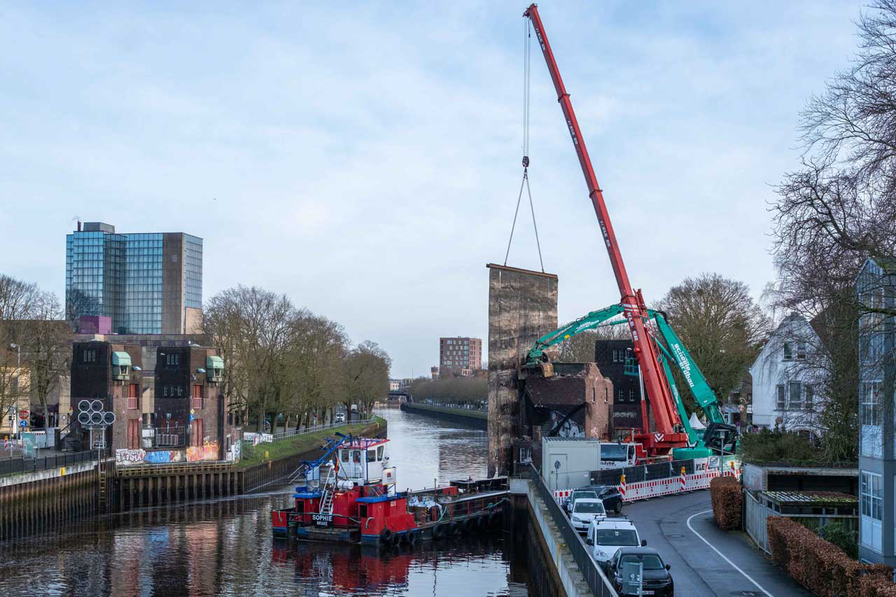 Anfang Januar 2025 wurde mit dem Abriss der Türme der Cäcilienbrücke begonnen. Bis heute gibt es keinen sichtbaren Fortschritt. Der Neubau lässt weiterhin auf sich warten