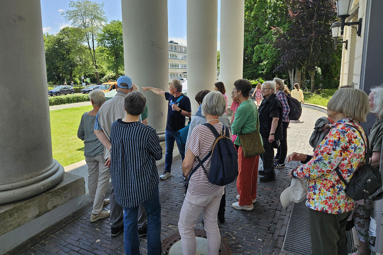 Am Eingang des PFL startet am 20. April die Führung durchs Haus.