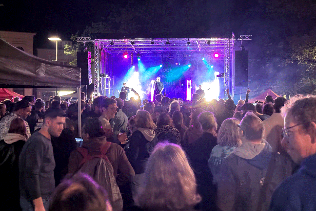 Vergangenes Jahr feierten etliche Menschen bei „Rock gegen Rechts“ auf dem Oldenburger Schlossplatz.