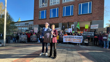 Demonstration vor dem Schlachthofprozess in Oldenburg.