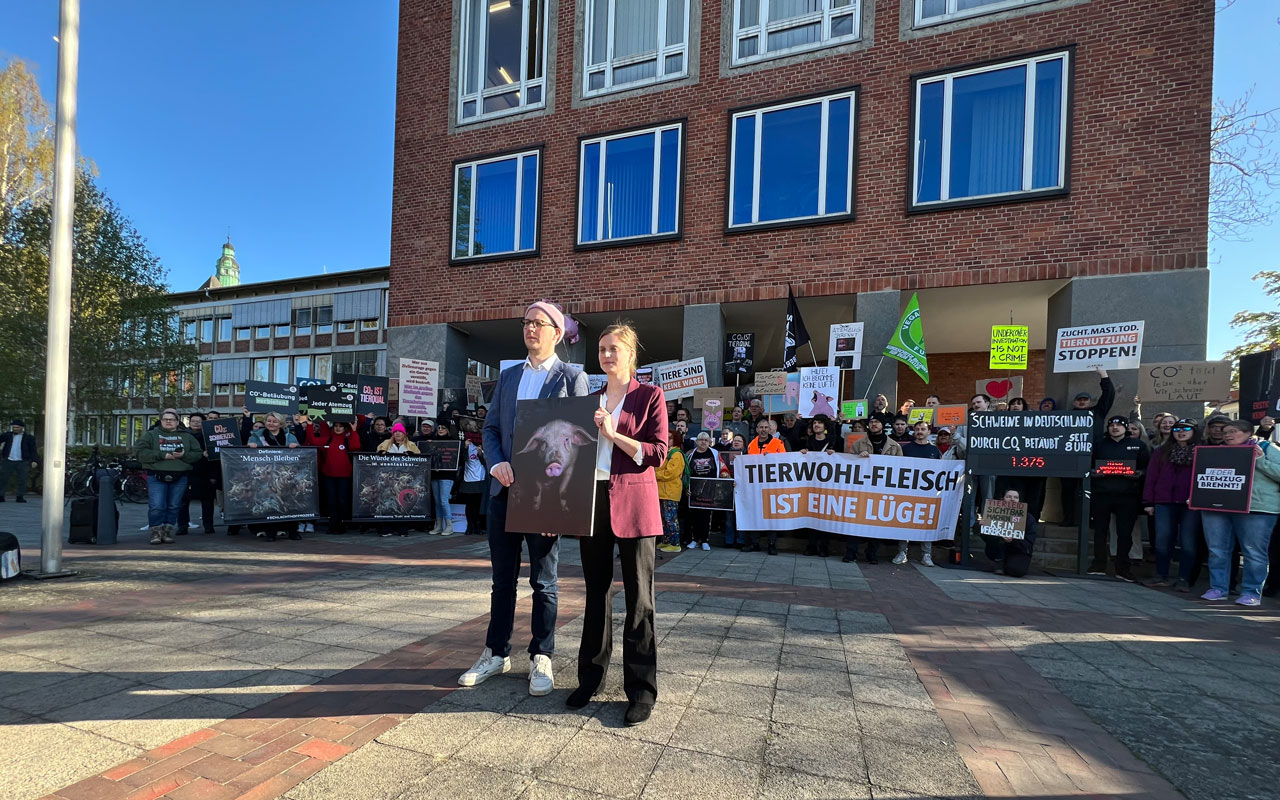 Demonstration vor dem Schlachthofprozess in Oldenburg.
