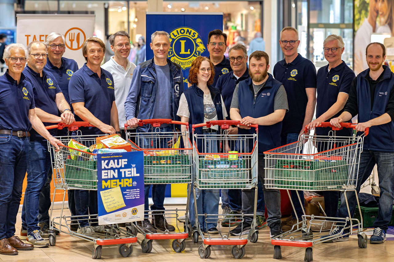 Mitglieder des Lions Club Oldenburg-Lappan und Ehrenamtliche der Oldenburger Tafel bei der Aktion „Kauf ein Teil mehr“