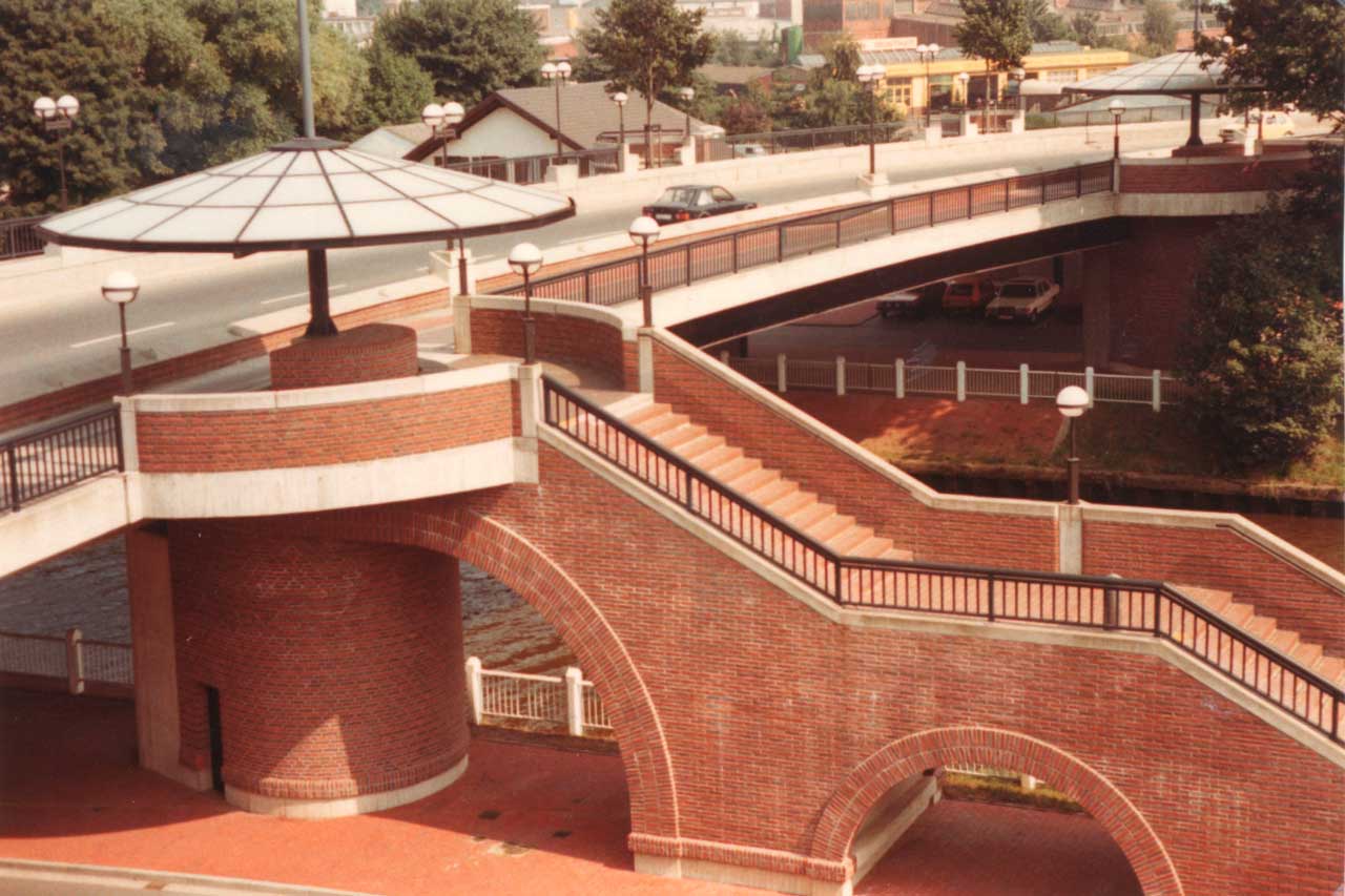 Amalienbrücke in den 1980er Jahren: Die beiden Unterstände mit ihren Schirmmasten in ihrer ursprünglichen Ausführung stehen bis heute auf der Amalienbrücke – nach mehr als vier Jahrzehnten werden sie nun saniert.