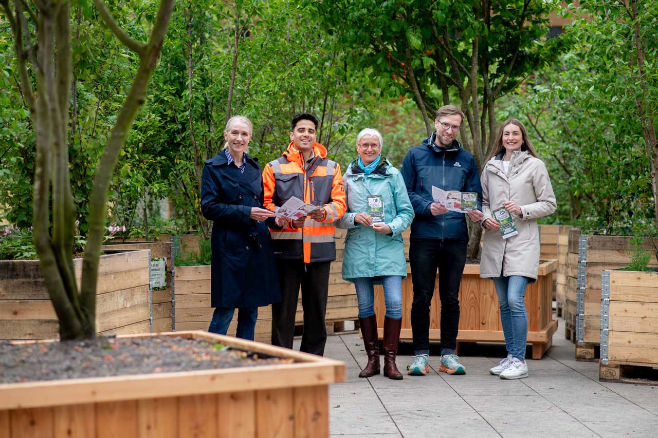 Tanja Piening (Leitung Fachdienst Stadtgrün – Planung und Neubau), Gabriel Kaya (Fachdienst Stadtgrünpflege und Friedhöfe), Silke Fennemann (Geschäftsführerin OTM), Guide Mußmann (Leitung Fachdienst Straßenunterhaltung), Melanie Jauken (Leitung Veranstaltungsmanagement OTM) im mobilen Stadtwald auf dem Waffenplatz.