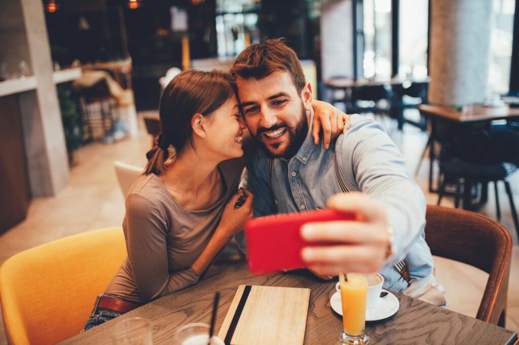 Dating-Apps im Vergleich: Welche Plattformen Paare wirklich zusammenbringen