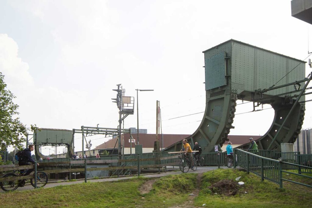Erneute Kollision mit Eisenbahnbrücke