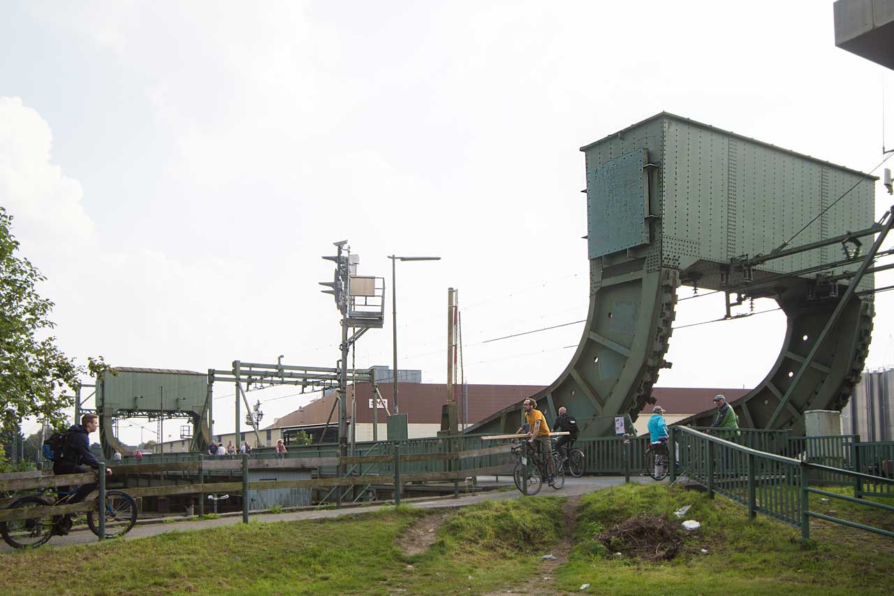 Erneut rammte ein Binnenschiff die Eisenbahnbrücke in Oldenburg.