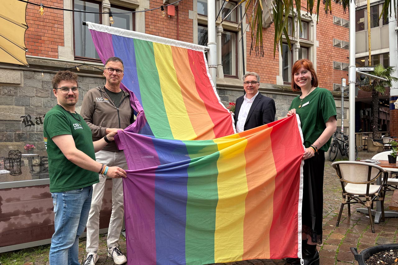 Oberbürgermeister Jürgen Krogmann (2. von rechts) hisste die Regenbogenflagge am Alten Rathaus gemeinsam mit Thomas Sieverding (2. von links), Julian Kahler (1. von links) und Lara Frölje (1. von rechts) vom CSD Oldenburg.