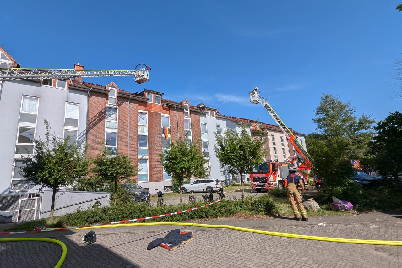 Mehr als 100 Menschen sind von dem Dachstuhlbrand betroffen. Die Stadt sucht Wohnungen.