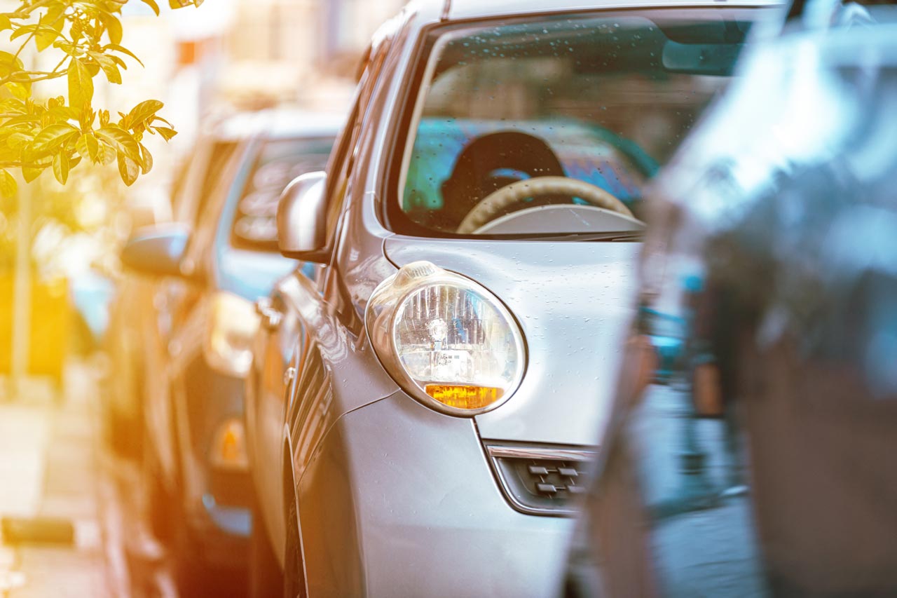 Das Kfz-Kennzeichen gehört zu den unauffälligsten Bestandteilen eines Fahrzeugs – bis man plötzlich ein neues braucht.