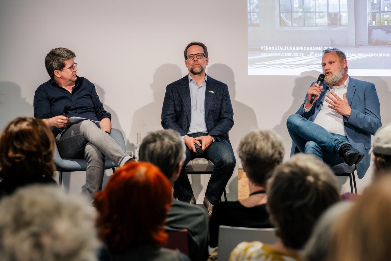 Moderator Felix Zimmermann diskutierte mit den Oberbürgermeisterkandidaten Jascha Rohr und Ulf Prange über die Oldenburger Stadtentwicklung.