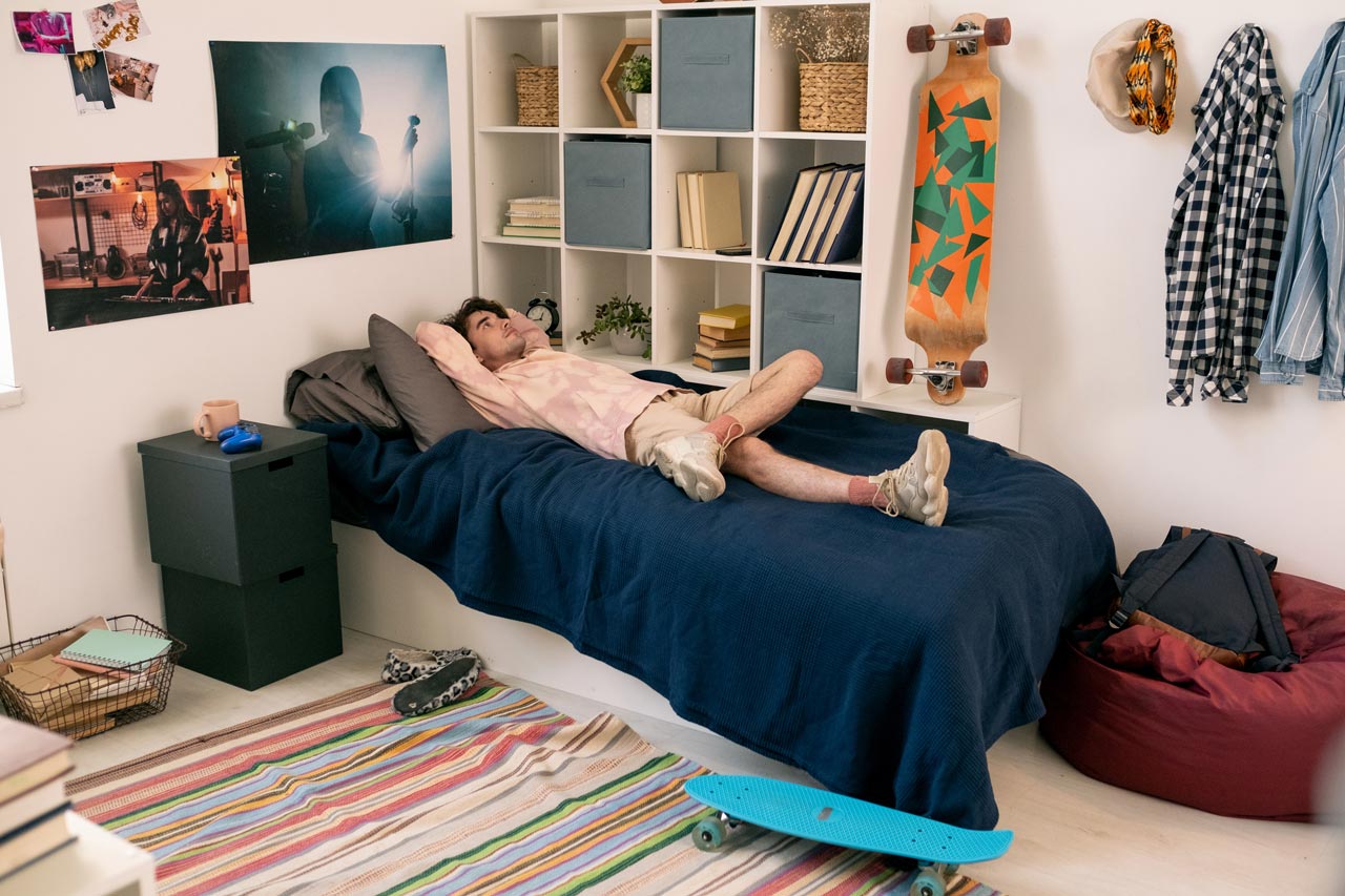 Besonders in urbanen Wohnungen, Jugendzimmern oder Gästezimmern, wo jeder Zentimeter zählt, rückt ein spezielles Format in den Fokus: die 80x200 cm Matratze.