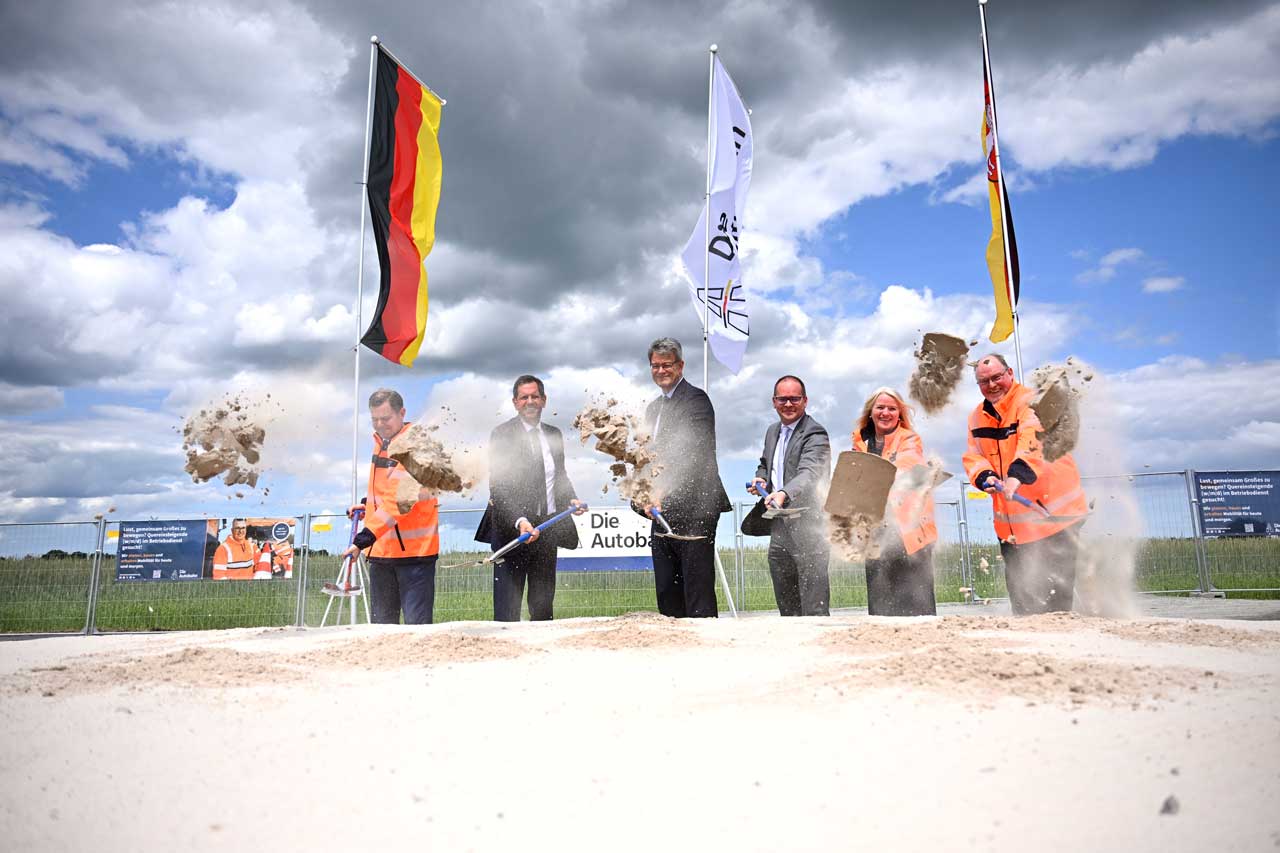 Personen, v.l.n.r.: Dr. Michael Güntner (Vorsitzender der Geschäftsführung der Autobahn GmbH des Bundes), Olaf Lies (Ministerpräsident), Patrick Schnieder (Bundesverkehrsminister), Grant Hendrik Tonne (Landeswirtschaftsminister), Annette Meyers (Geschäftsbereichsleiterin Projektgruppe A20-Neubau, Die Autobahn GmbH des Bundes, Niederlassung Nordwest, Außenstelle Oldenburg) und Cord Lüesse (Niederlassungsdirektor der Niederlassung Nordwest der Autobahn GmbH des Bundes).