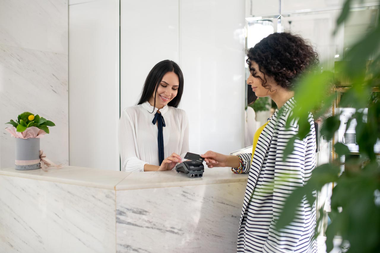 Wenn zunehmend Schalter schließen und man in vielen Bereichen ohne Smartphone nicht mehr weiterkommt, bleiben vor allem Menschen, die nicht digital leben wollen oder können, auf der Strecke.
