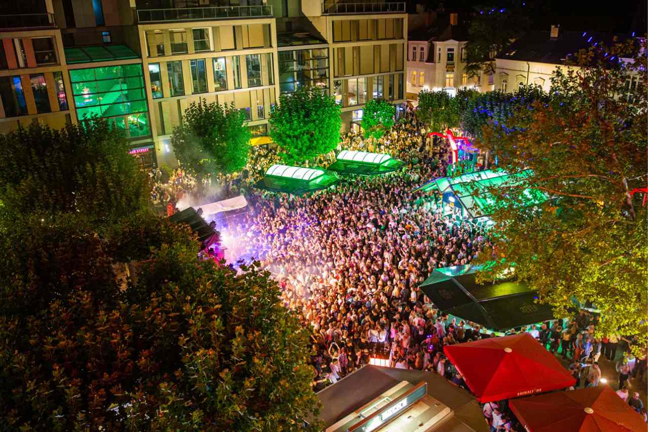 Blick auf den Waffenplatz während des Stadtfestes.