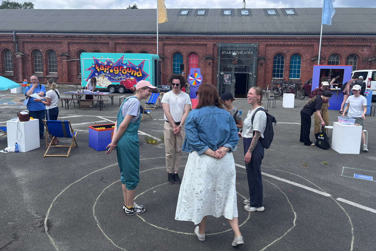 „fair·ground“ bringt Demokratie und Solidarität spielerisch in den Stadtraum. Nächster Termin: Samstag in der Burgstraße.