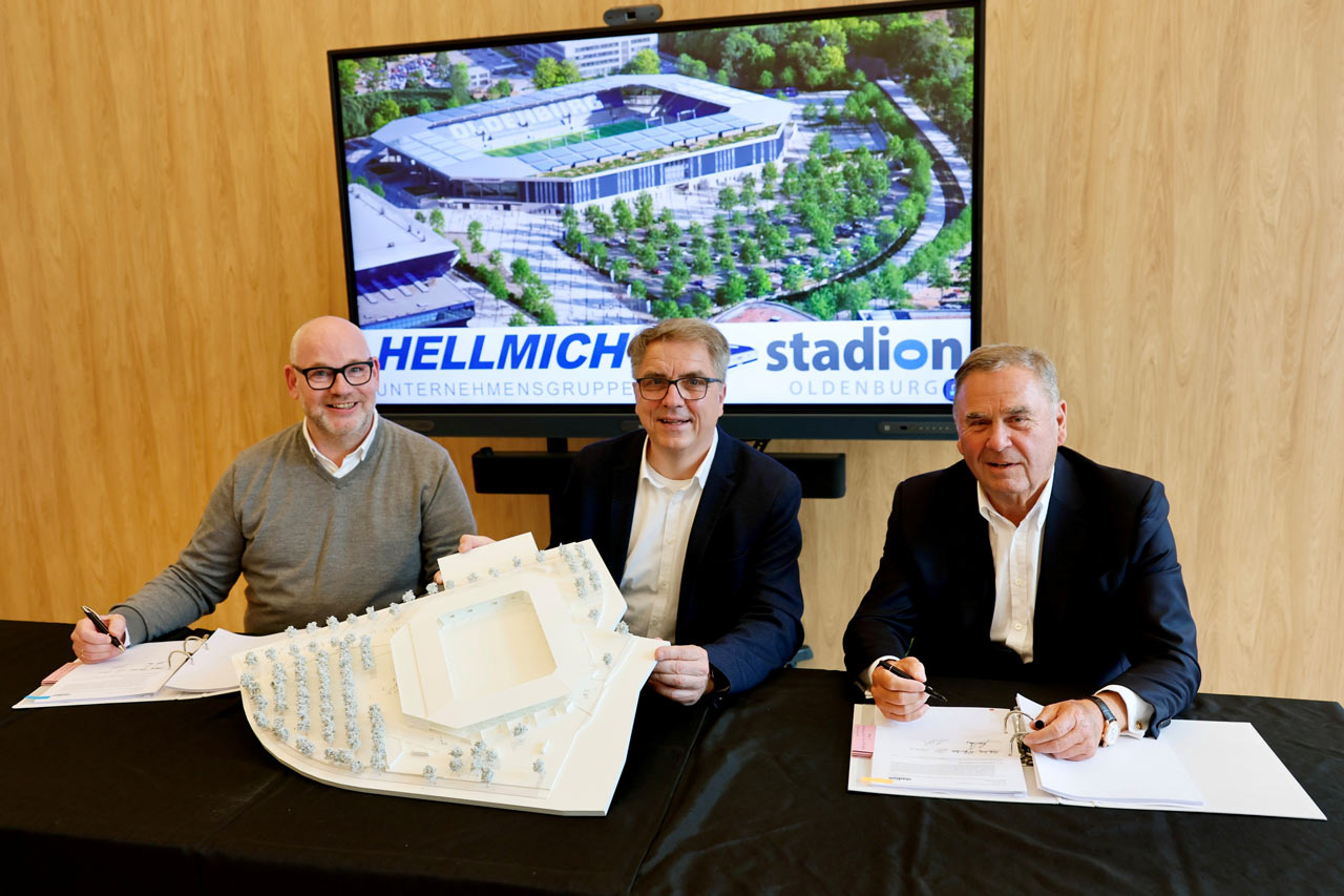 Stefan Orth (Geschäftsführer der Stadion Oldenburg GmbH & Co. KG), Oberbürgermeister Jürgen Krogmann und Walter Hellmich (Alleingesellschafter der Baugesellschaft Walter Hellmich mbH) bei der offiziellen Vertragsunterzeichnung.