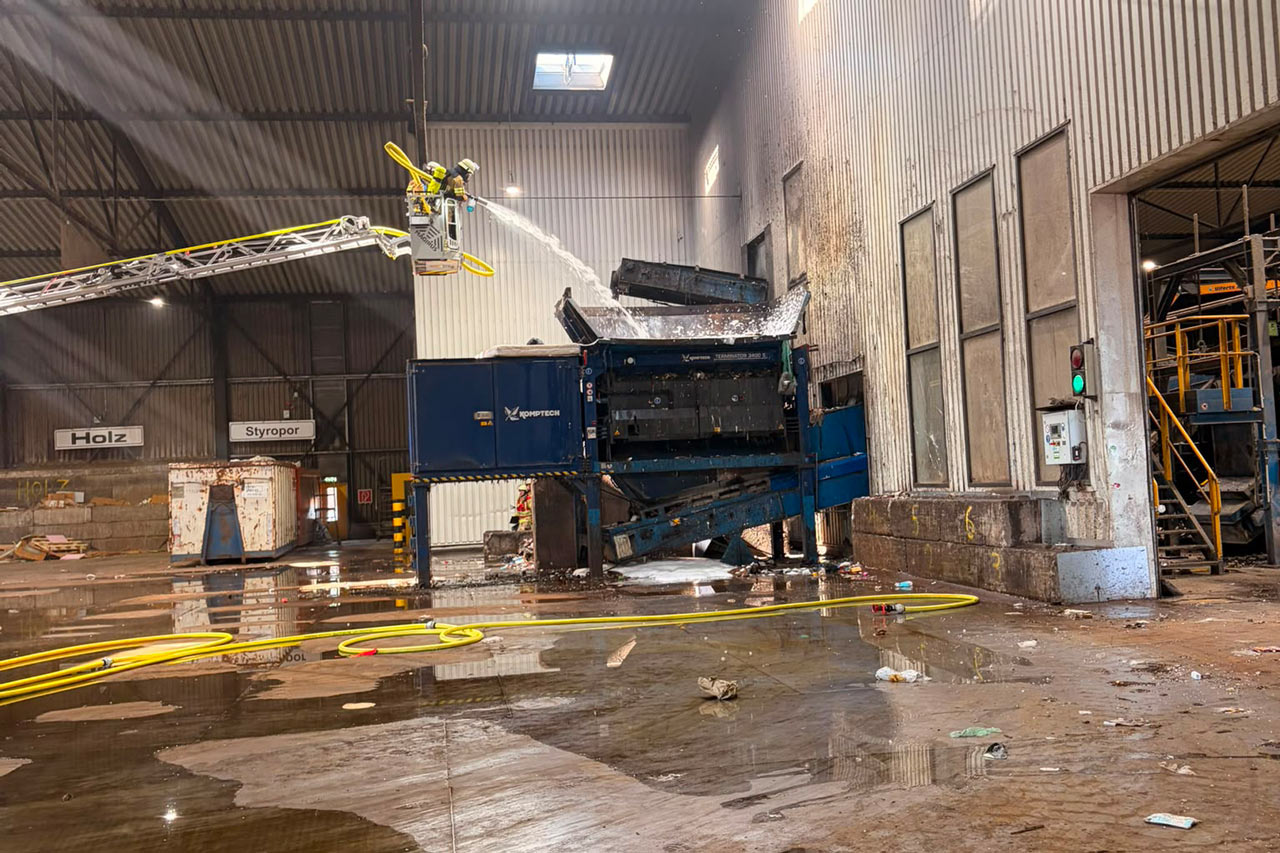 Die Löscharbeiten an der Anlage sind inzwischen abgeschlossen. Die Elektronik ist völlig zerstört.