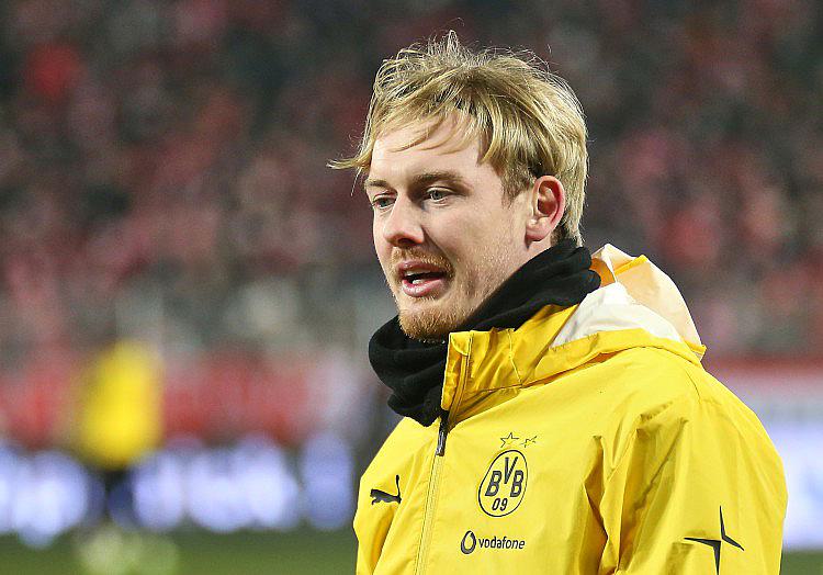 Der langjährige Dortmunder Offensivspieler Julian Brandt wird künftig für Ajax Amsterdam auflaufen. Der offensive Mittelfeldspieler wechselt ablösefrei und hat einen Dreijahresvertrag unterschrieben, der sofort in Kraft tritt und bis zum 30. Juni 2029 läuft, teilten die Niederländer am Freitag mit.