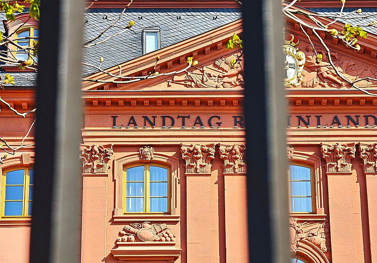 In Rheinland-Pfalz sind Einbürgerungen ohne den Nachweis eines Sprachzertifikats auch künftig weiterhin möglich.