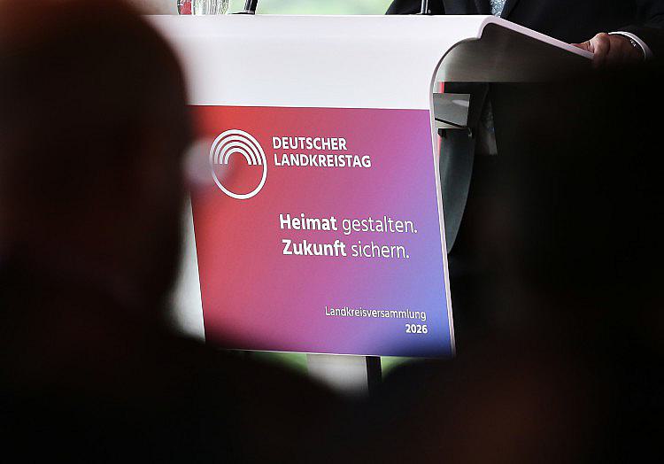 Mit Blick auf den angekündigten Aktionsplan gegen Sozialleistungsmissbrauch der Bundesregierung fordert der Präsident des Deutschen Landkreistags, Achim Brötel, eine Verschärfung des europäischen Arbeitnehmerbegriffs, um Anreize für eine Einwanderung in die Sozialsysteme zu reduzieren.