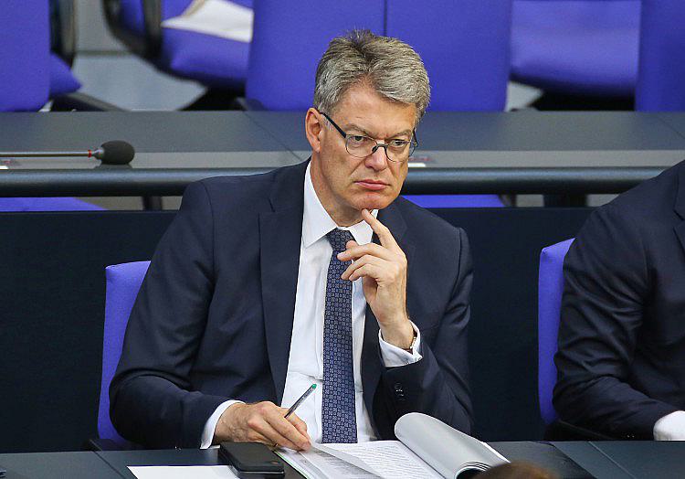 Die parteiinterne Kritik an der beabsichtigten Entlassung von Verkehrsminister Patrick Schnieder durch Kanzler Friedrich Merz (beide CDU) ohne Klärung der Nachfolge wird lauter.
