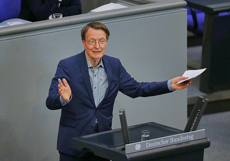 Der ehemalige Bundesgesundheitsminister und SPD-Abgeordnete Karl Lauterbach fordert angesichts von fast 10.000 Hitzetoten in diesem Jahr schnelle Maßnahmen.