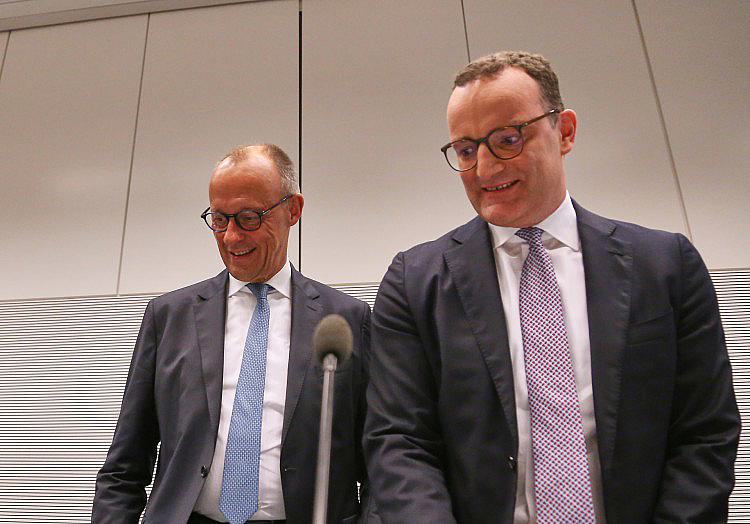 Bundeskanzler Friedrich Merz (CDU) will dem als Fraktionschef zurückgetretenen Jens Spahn (CDU) offenbar auch künftig eine Rolle in der Partei geben.