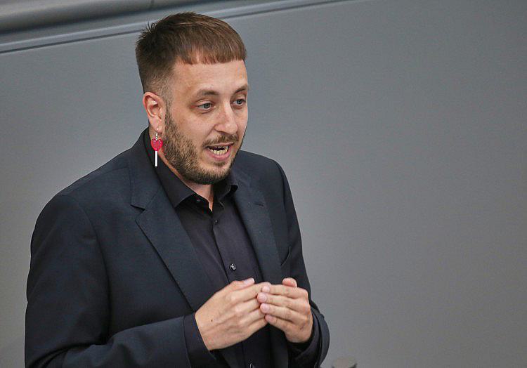 Die Linken kritisieren den Umgang von Familienministerin Karin Prien (CDU) mit dem Förderprogramm "Demokratie leben" scharf.