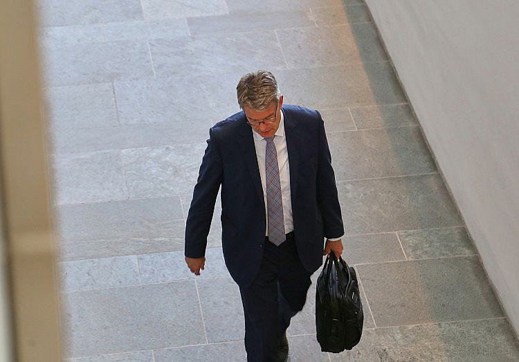 Bundesverkehrsminister Patrick Schnieder (CDU) hat seinen Rücktritt angekündigt. "Ich werde den Bundeskanzler bitten, dem Bundespräsidenten vorzuschlagen, mich aus dem Amt des Bundesministers für Verkehr zu entlassen", teilte Schnieder am Sonntag mit.