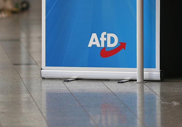 Am Samstag haben sich etwa 150 Menschen auf dem Göttinger Markt versammelt, um gegen einen Infostand der Partei Alternative für Deutschland zu protestieren.