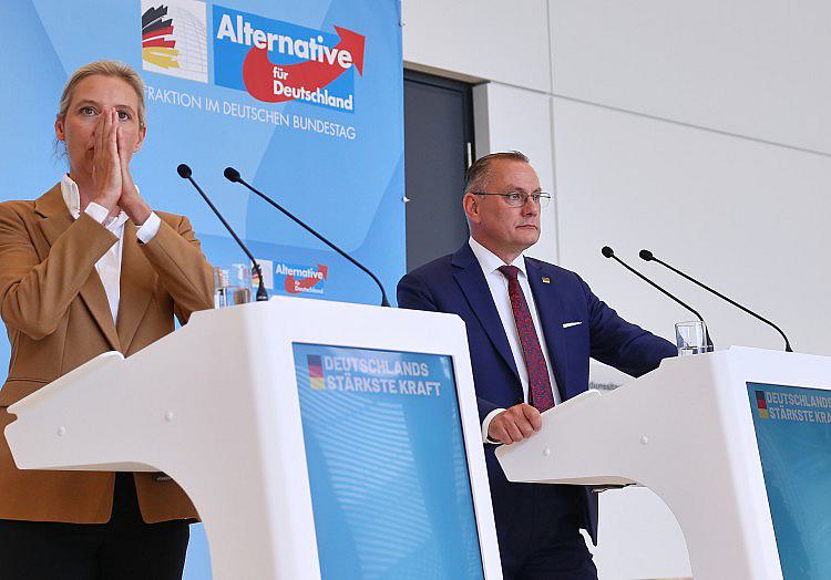 Die AfD baut ihre Spitzenposition im Parteienranking immer weiter aus. Laut aktueller Forsa-Umfrage für das "Trendbarometer" von RTL/ntv verlieren CDU/CSU gegenüber der Vorwoche einen Punkt, während die AfD um einen Punkt zulegt und mit 27 Prozent einen neuen Bestwert erreicht.