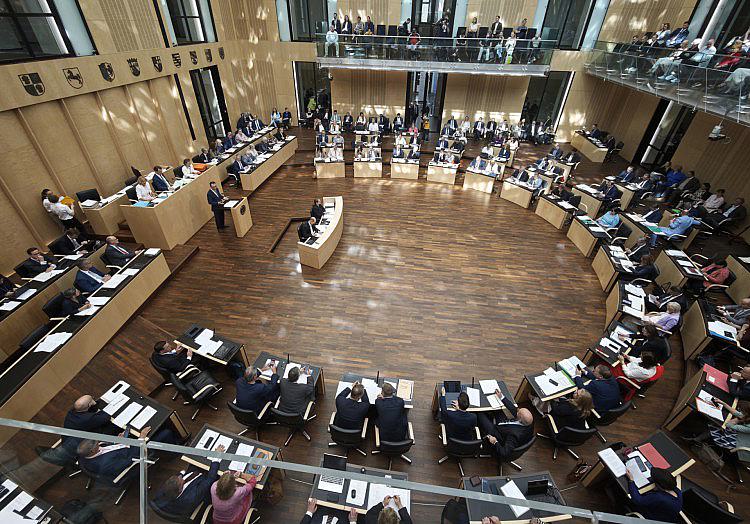 Sachsens Ministerpräsident Michael Kretschmer (CDU) beklagt ein mangelndes Verständnis der Bundesregierung für den Osten und droht damit, die aktuellen Reformvorhaben zu Pflege und Rente im Bundesrat zu stoppen.