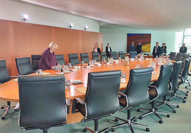 Die typischerweise mittwochs um 10 Uhr stattfindende Sitzung des Bundeskabinetts fällt in der kommenden Woche, also am 5. August, aus.