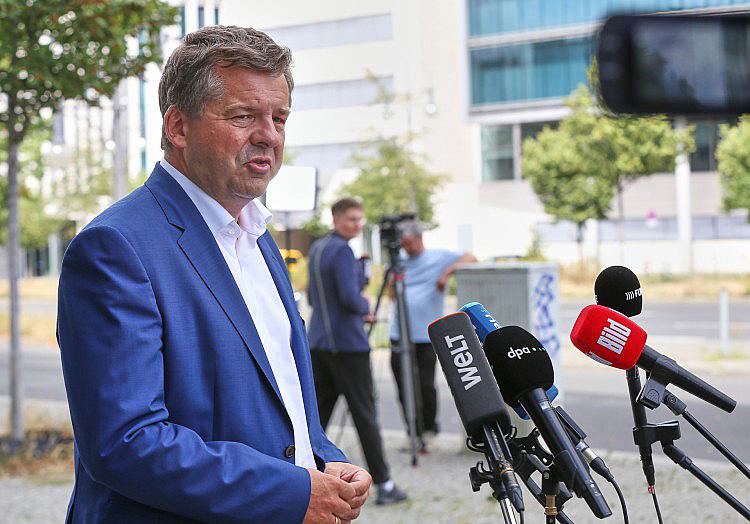 Sachsen-Anhalts Ministerpräsident Sven Schulze (CDU) fordert, islamistischen Gefährdern mit doppelter Staatsbürgerschaft die deutsche Staatsbürgerschaft zu entziehen.