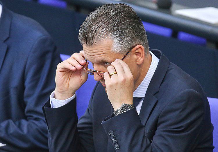 Die Entscheidung, dass der bisherige Kanzleramtschef Thorsten Frei (CDU) an die Spitze der CDU/CSU-Bundestagsfraktion wechseln soll, stößt in der Bevölkerung bisher auf ein verhaltenes Echo.