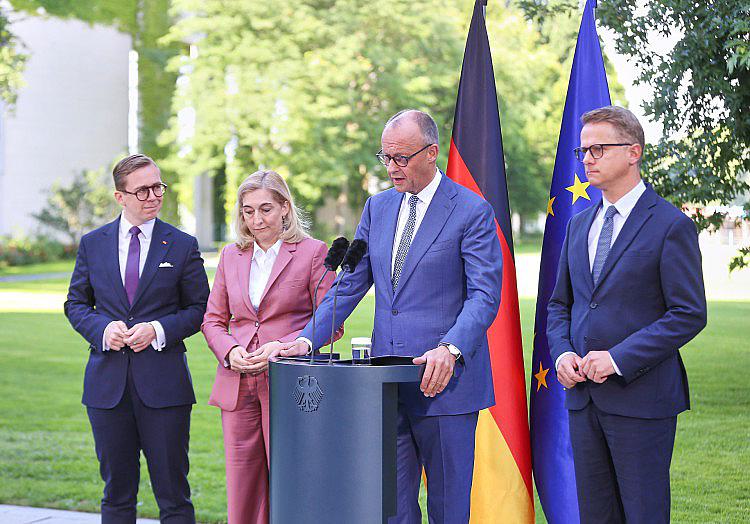 Für seinen Regierungsumbau wird Bundeskanzler Friedrich Merz (CDU) von der Opposition im und außerhalb des Bundestags heftig attackiert.