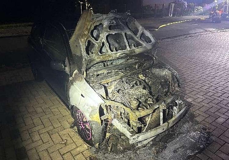 Die Polizei Cuxhaven hat zwei Einsätze aus dem Wochenende gemeldet. Am Freitag und in der Nacht zum Samstag kam es zu einem Verkehrsunfall und einem Fahrzeugbrand.