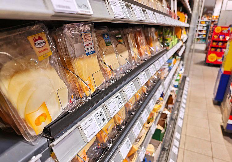 Die Inflation im Euroraum legt weiter zu. Laut einer am Freitag veröffentlichten ersten Schätzung von Eurostat, dem statistischen Amt der Europäischen Union, wird die jährliche Teuerungsrate im Juli voraussichtlich 2,9 Prozent betragen, nach 2,8 Prozent im Juni.