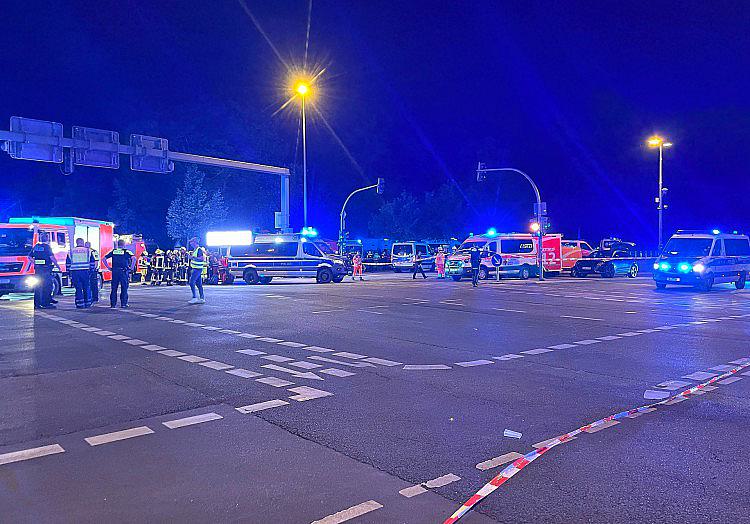 Beim Berliner "Christopher Street Day" (CSD) ist am Samstagabend ein Fahrzeug in eine Menschenmenge gefahren und hat mehrere Personen verletzt.