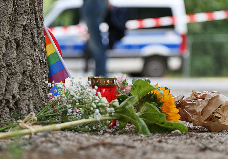 Der Bundesopferbeauftragte Roland Weber übernimmt die Betreuung der Betroffenen des Angriffs auf den CSD in Berlin, der sich am Samstagabend ereignet hat.