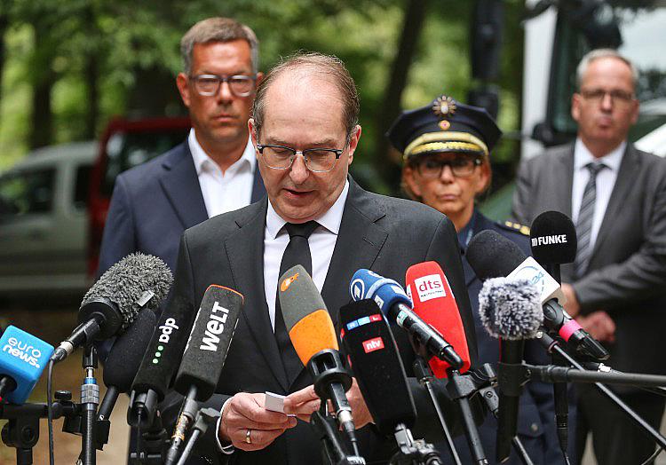 Bundesinnenminister Alexander Dobrindt (CSU) hat nach der Todesfahrt beim Berliner CSD deutlich erhöhte Sicherheitsvorkehrungen für ähnliche Veranstaltungen angekündigt.