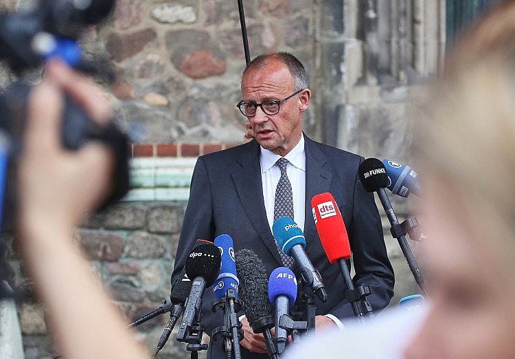 Nach der Todesfahrt beim Berliner CSD hat Bundeskanzler Friedrich Merz (CDU) Konsequenzen angekündigt, aber zugleich Zurückhaltung angemahnt.