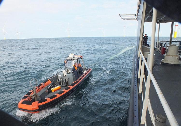 Die Bundespolizei hat am vergangenen Freitag ein abgebrochenes Rotorblatt einer Windkraftanlage aus der Nordsee geborgen.