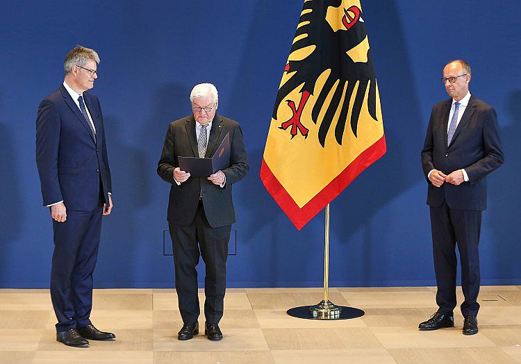 Bundespräsident Frank-Walter Steinmeier hat am Mittwoch den vom Kanzler benannten Ministern die Entlassungs- und Ernennungsurkunden übergeben.