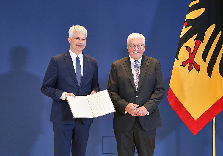 Der neue Bundesverkehrsminister Steffen Bilger (CDU) will den Fokus seiner Amtszeit auf den Ausbau und die Modernisierung der deutschen Infrastruktur legen.