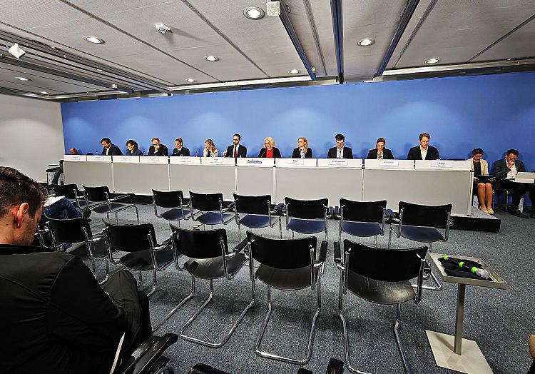 Die Bundesregierung will sich nicht in mögliche Pläne der Fifa einmischen, Anteile an künftigen Fußball-Weltmeisterschaften an Investoren zu verkaufen.